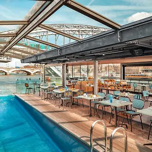 Off Seine Hotel